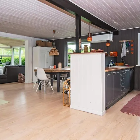 5 Person In Tarm-by Traum *