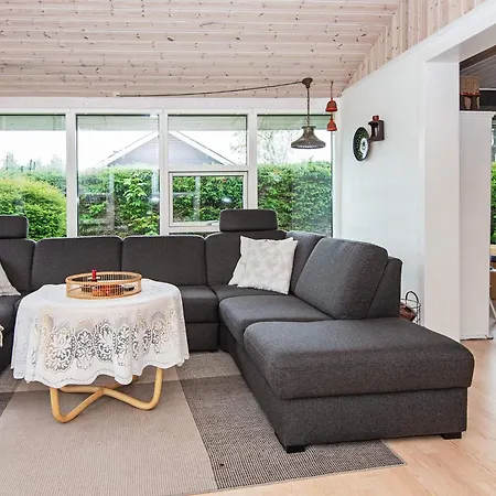 5 Person In Tarm-by Traum * Tarm