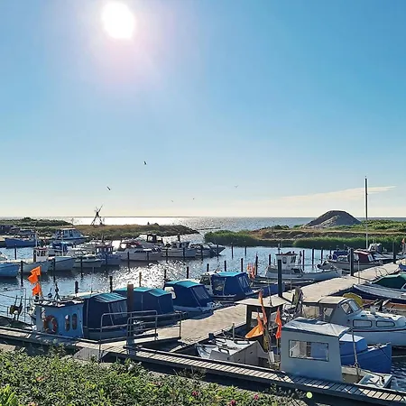 5 Person In Tarm-by Traum Nyaraló