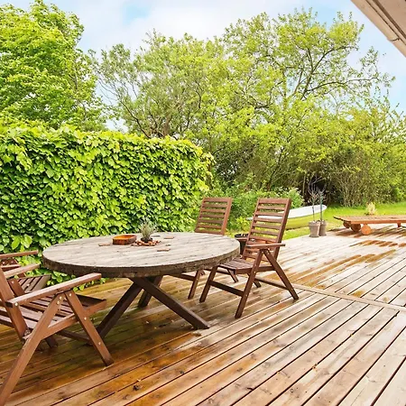 5 Person In Tarm-by Traum Nyaraló *