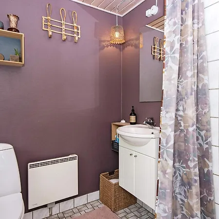 5 Person In Tarm-by Traum Tarm