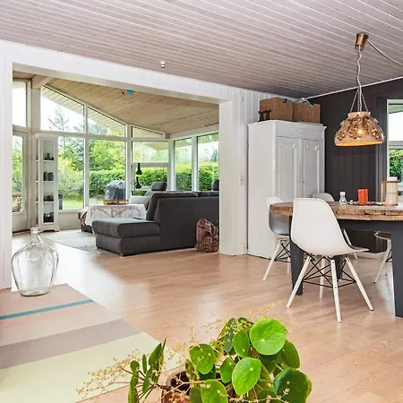 5 Person In Tarm-by Traum Nyaraló