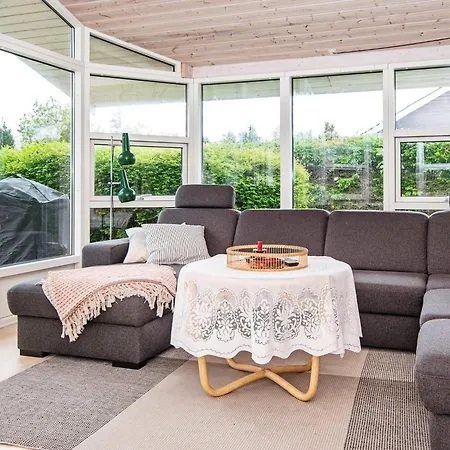 5 Person In Tarm-by Traum